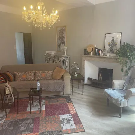 Au Pied Du Vieux Port