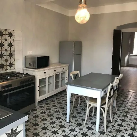 Au Pied Du Vieux Port