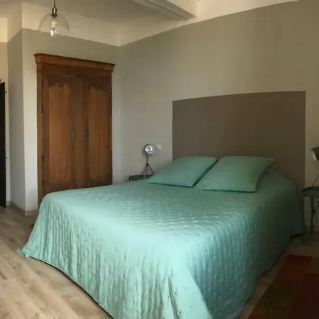 Au Pied Du Vieux Port