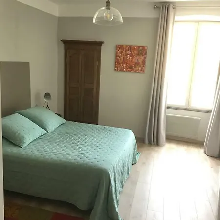 Au Pied Du Vieux Port